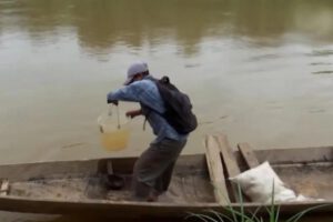 Un hombre en un bote