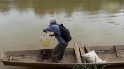 Un hombre en un bote