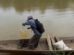 Un hombre en un bote