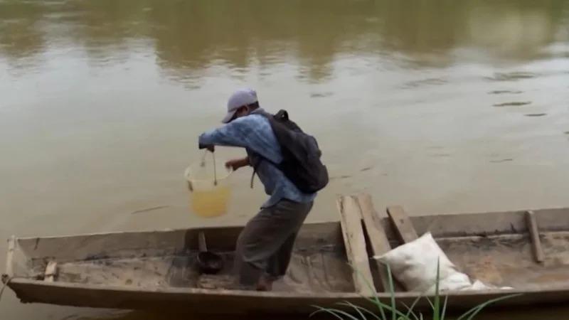 Un hombre en un bote