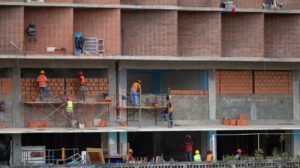 Obreros trabajan en la reconstrucción de un edificio