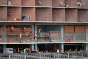 Obreros trabajan en la reconstrucción de un edificio