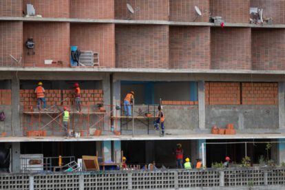 Obreros trabajan en la reconstrucción de un edificio