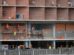 Obreros trabajan en la reconstrucción de un edificio