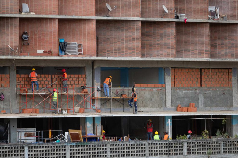 Obreros trabajan en la reconstrucción de un edificio