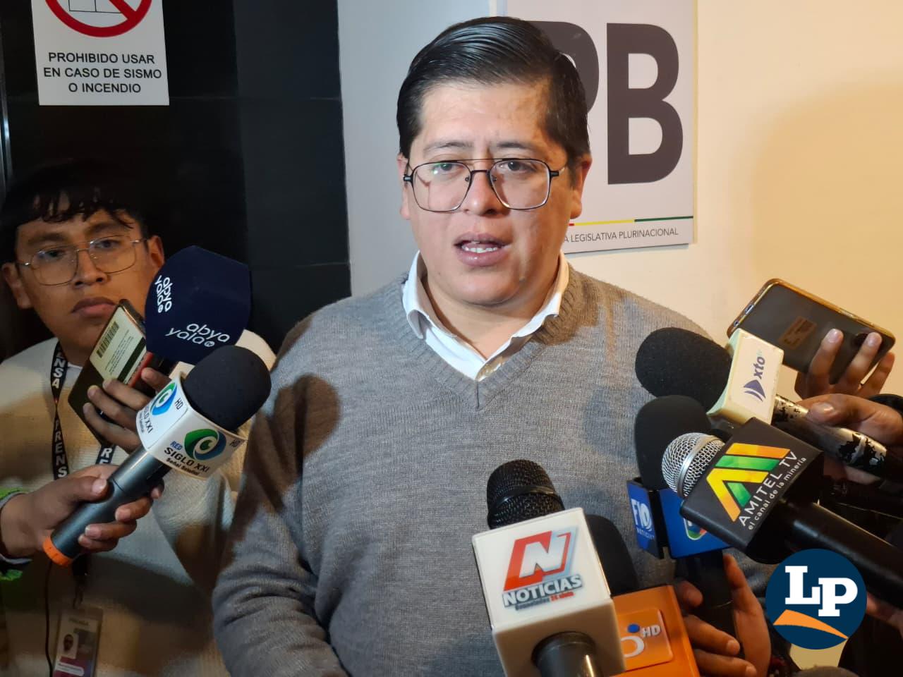 El diputado Pino en conferencia de prensa