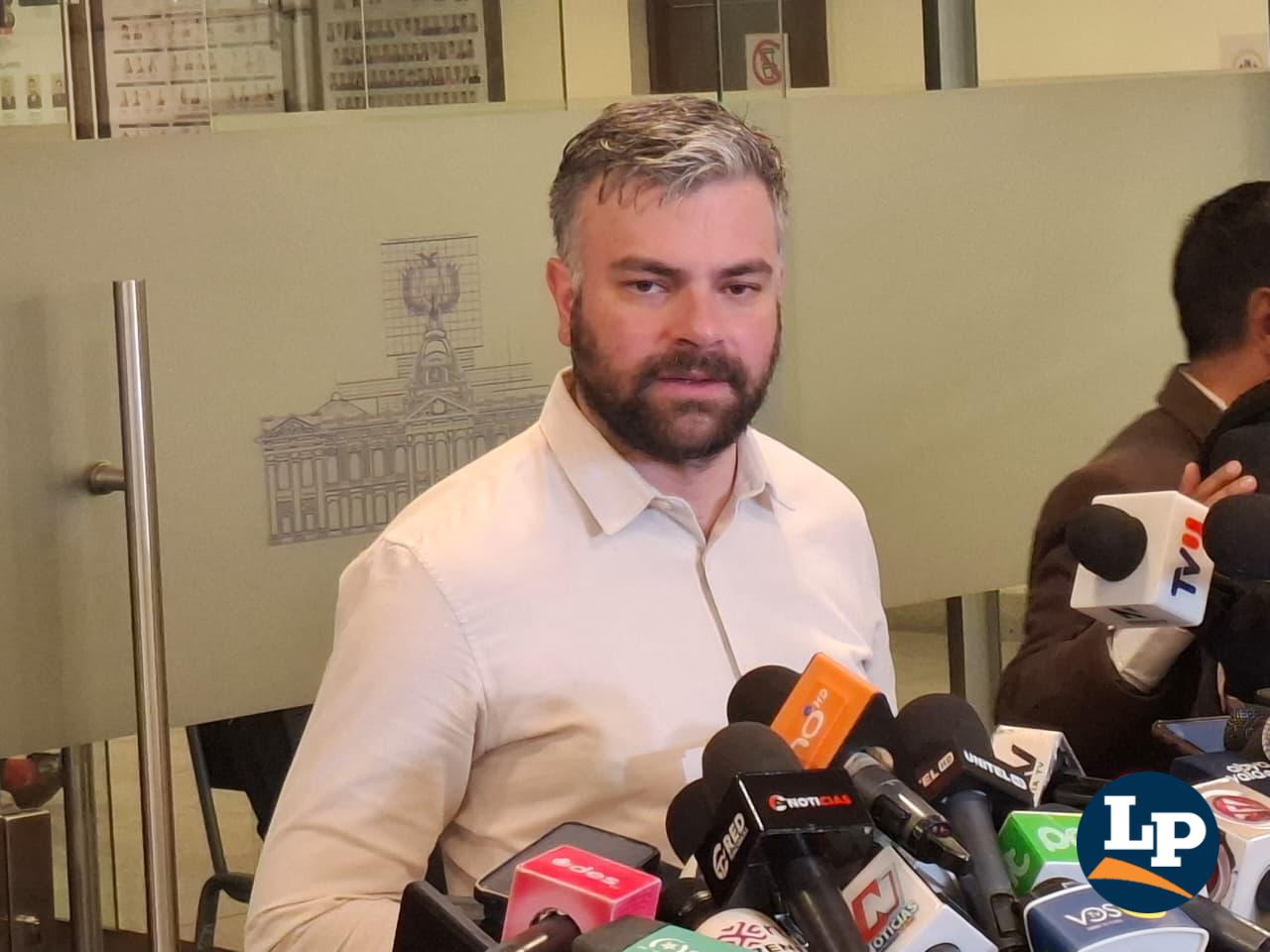 El senador Ormachea en conferencia de prensa