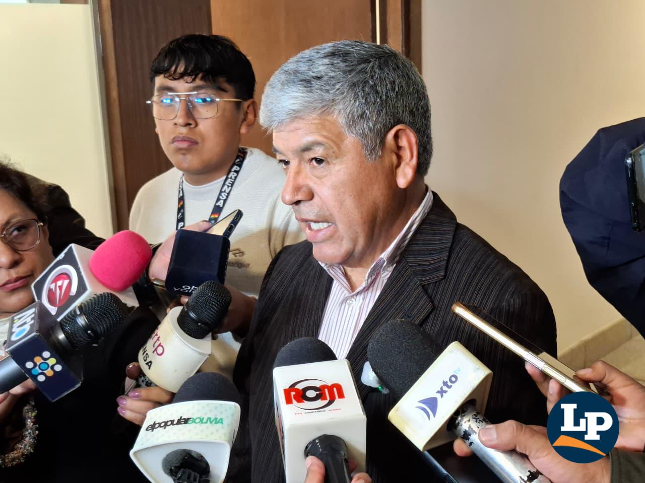 El senador Porcel en conferencia de prensa