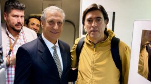 El nuevo gerente General de de BoA, Estanislao Finfera, tras ser posesionado en un avión de la empresa estatal