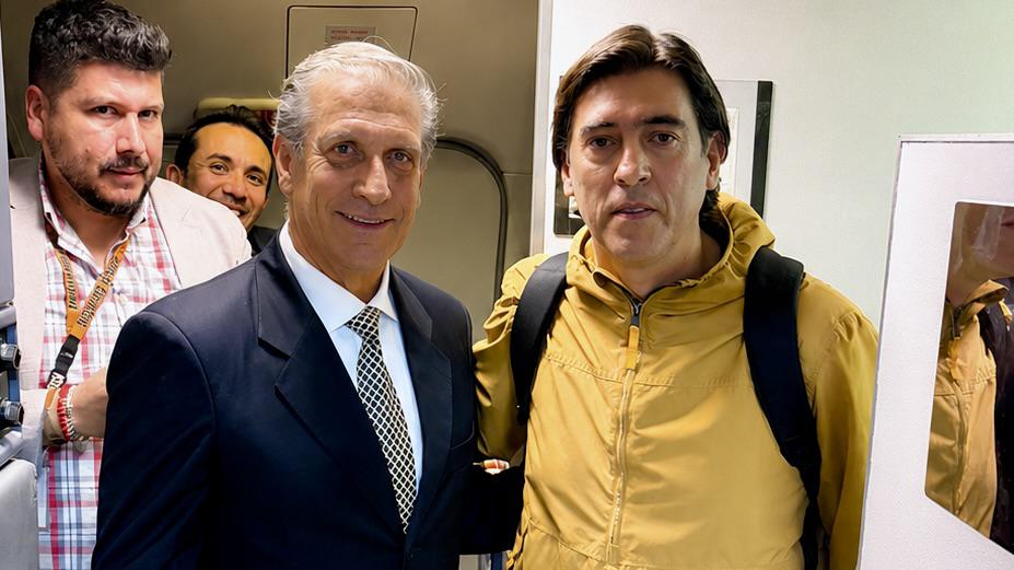 El nuevo gerente General de de BoA, Estanislao Finfera, tras ser posesionado en un avión de la empresa estatal