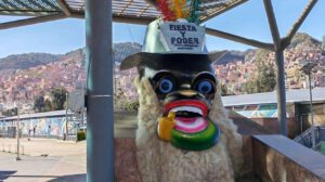 La obra fue creada por los artistas Raúl Condori y Gualberto Condori