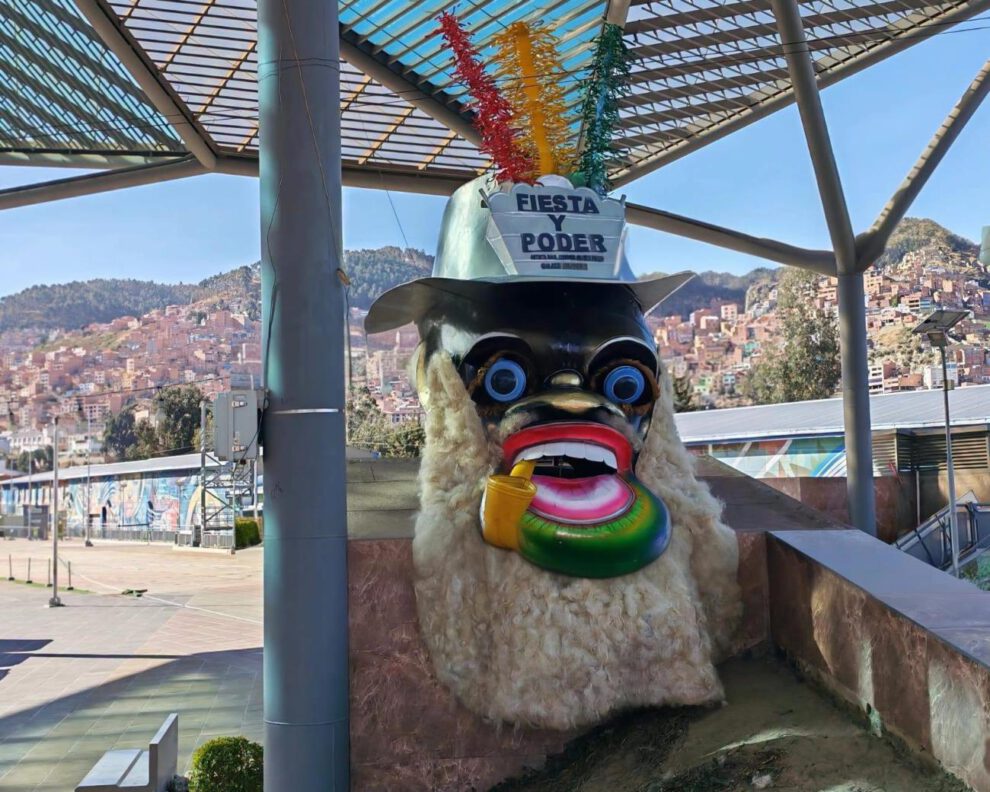 La obra fue creada por los artistas Raúl Condori y Gualberto Condori