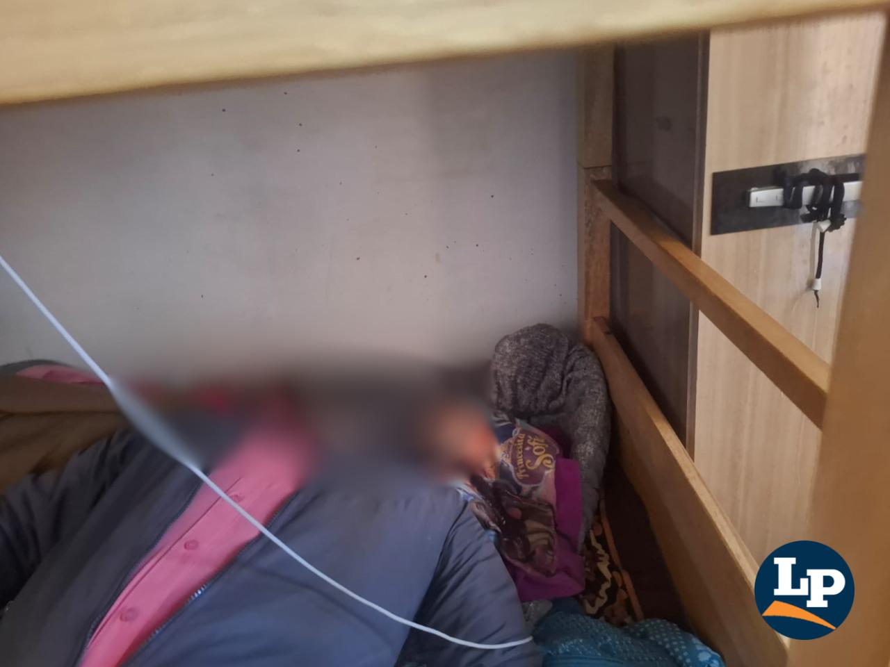 Uno de los fallecidos en la cama