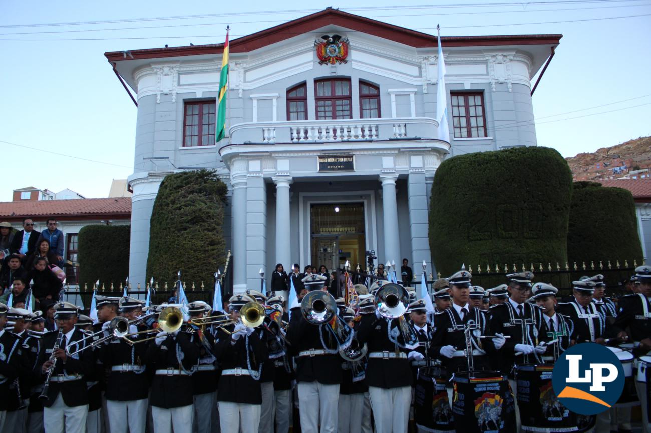 Simón Bolívar es el colegio orureño creado por Decreto el 28 de Octubre de 1826, durante la presidencia del Mariscal Antonio José de Sucre.