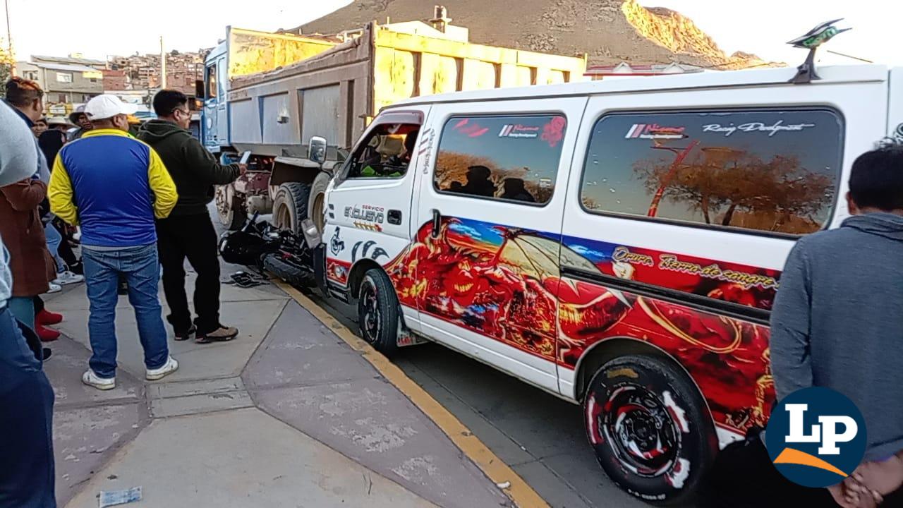 La motocicleta quedó atrapada entre el minibús y la volqueta tras el impacto