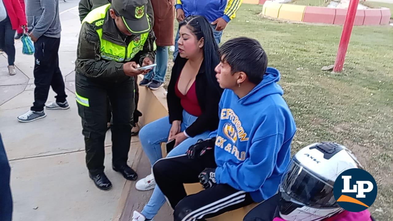 Las 2 personas heridas son auxiliadas por personal de emergencia