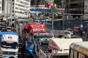 Largas filas en estaciones de servicos