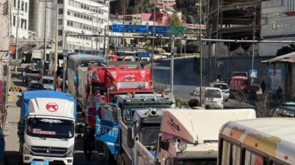 Largas filas en estaciones de servicos