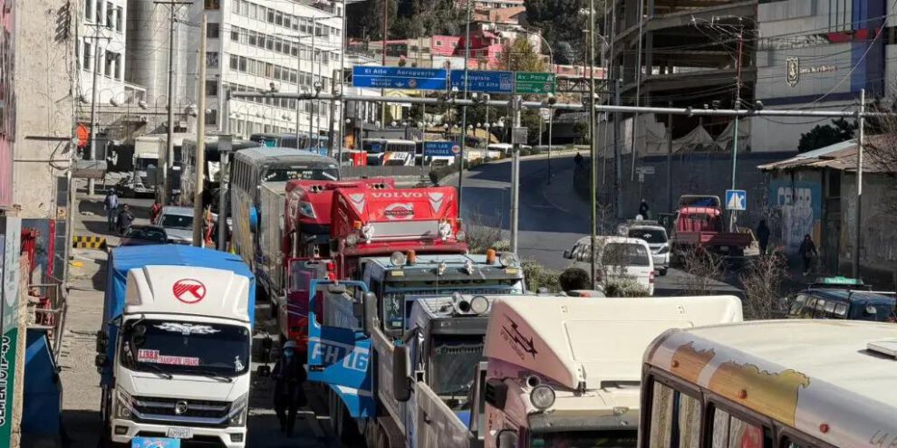 Largas filas en estaciones de servicos