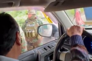 Evo Morales con policías