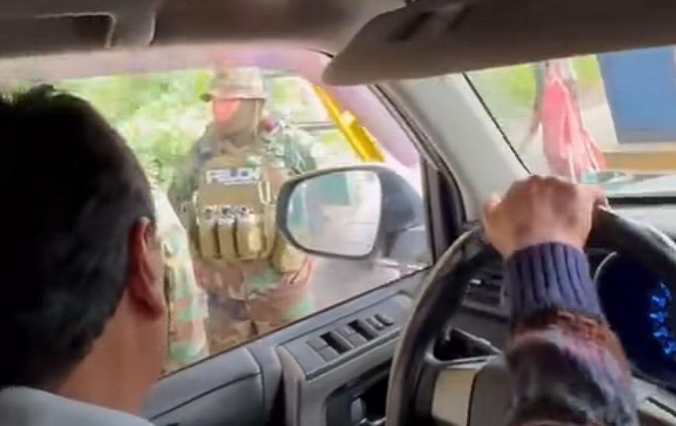 Evo Morales con policías
