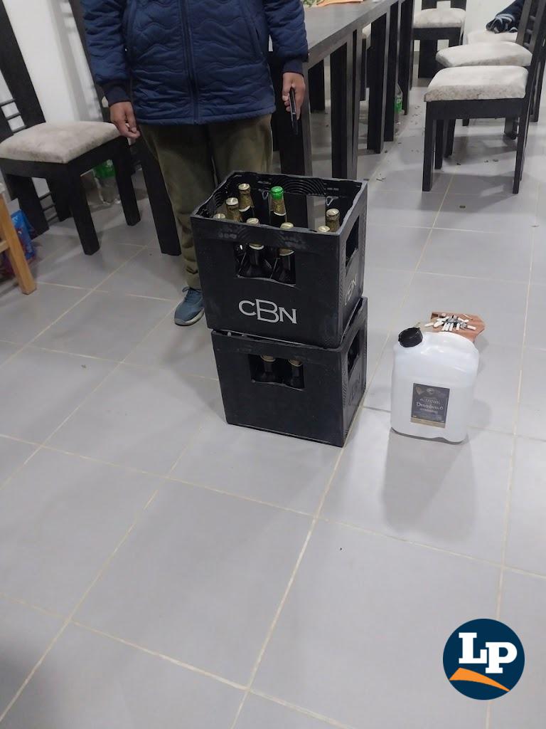 Cajas de cerveza halladas en el edificio público