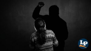 Aprehenden a un hombre por golpear a su esposa