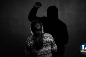 Aprehenden a un hombre por golpear a su esposa
