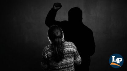 Aprehenden a un hombre por golpear a su esposa