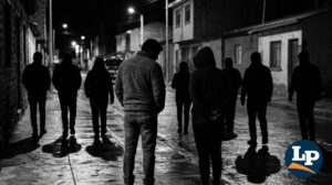 Un grupo de sujetos emboscó a dos personas tras salir de una discoteca