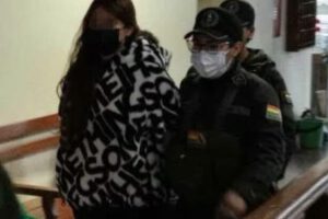 Luz C. Q. T. es custodiada por efectivos policiales durante el proceso judicial