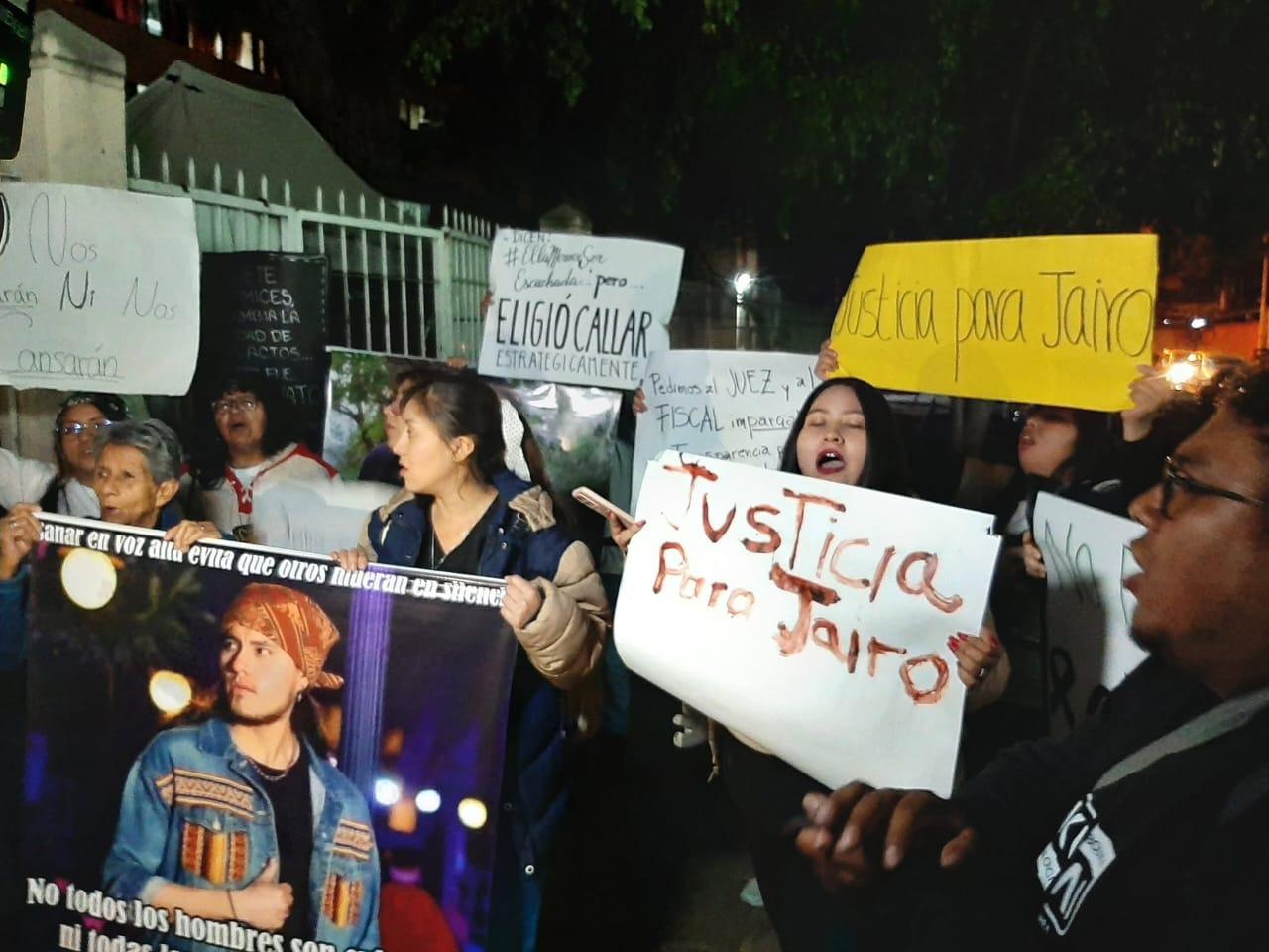 Familiares y allegados de Jairo S. R. C. exigen justicia durante una protesta nocturna