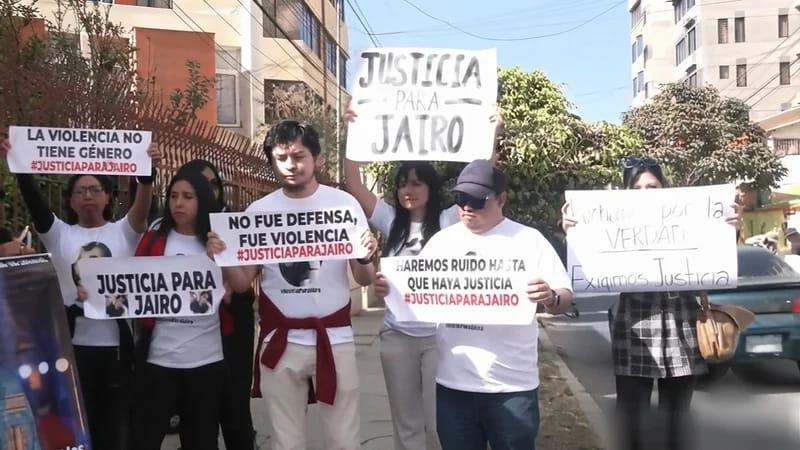 Ciudadanos protestan en las afueras del juzgado exigiendo transparencia en el juicio