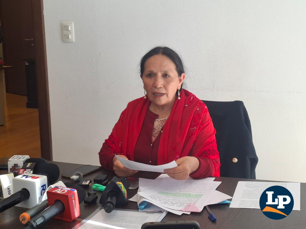 La senadora Yarhui en conferencia de prensa