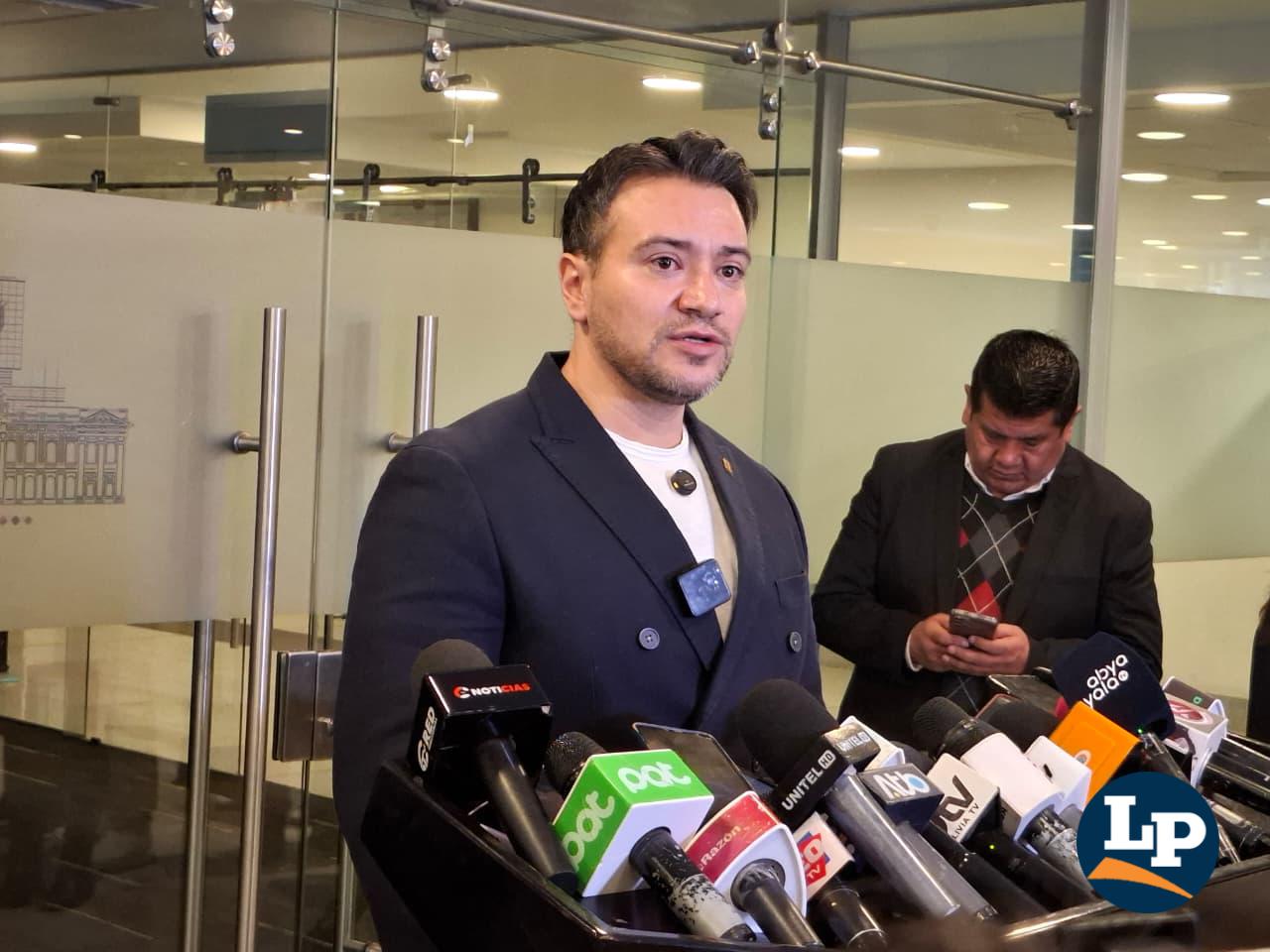 El diputado Reyes en conferencia de prensa