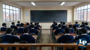 Estudiantes con uniforme escolar retornan a las aulas
