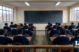 Estudiantes con uniforme escolar retornan a las aulas