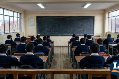 Estudiantes con uniforme escolar retornan a las aulas