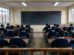 Estudiantes con uniforme escolar retornan a las aulas