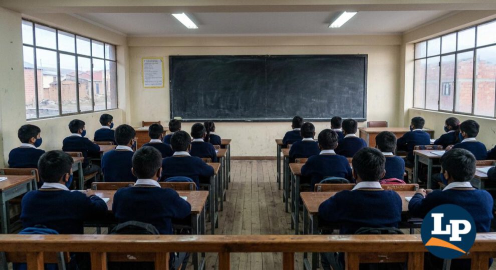 Estudiantes con uniforme escolar retornan a las aulas