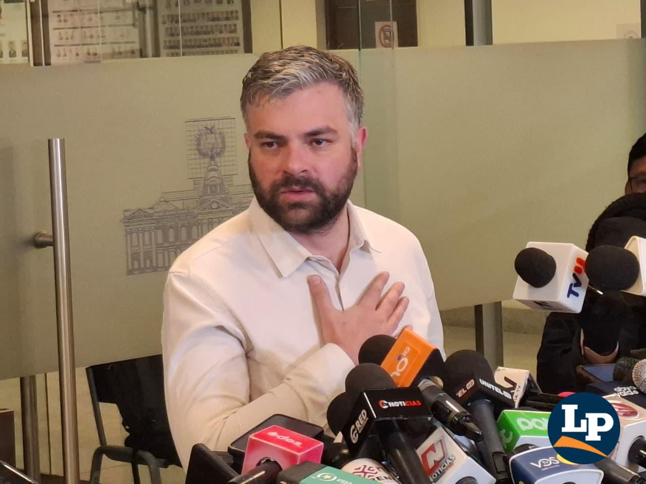El senador Ormachea en conferencia de prensa
