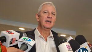 El senador Marinkovic en conferencia de prensa