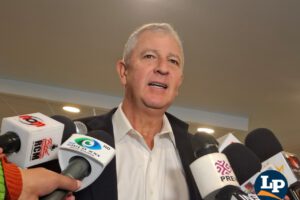 El senador Marinkovic en conferencia de prensa