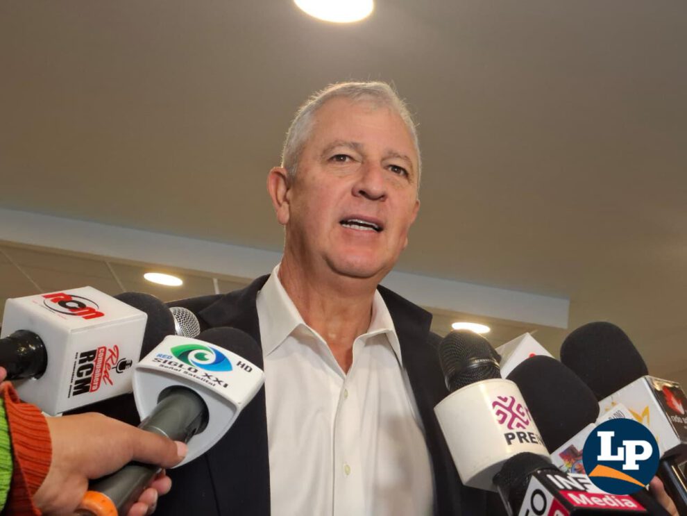 El senador Marinkovic en conferencia de prensa