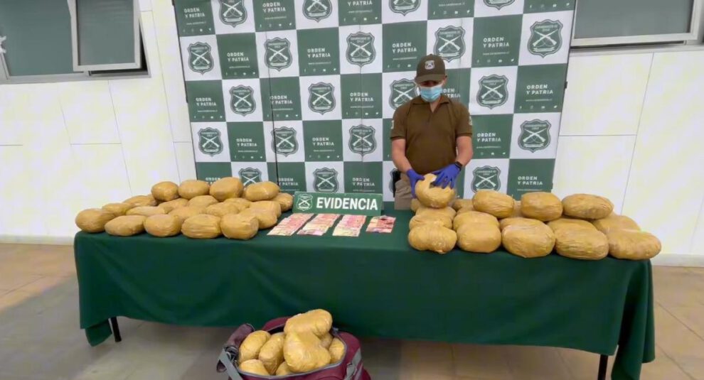 Carabineros expone la totalidad del cargamento de droga y el dinero