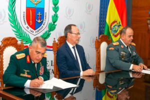 Firma del acuerdo entre ambas instituciones militares