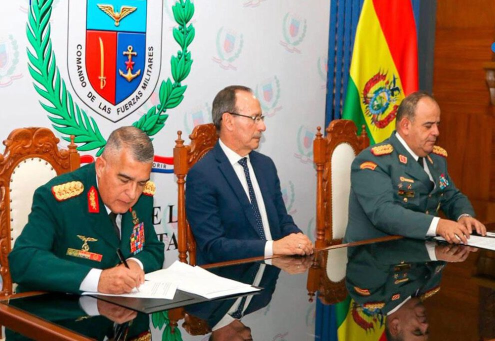 Firma del acuerdo entre ambas instituciones militares