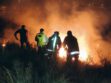 El personal de emergencia trabaja para sofocar el incendio