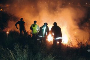 El personal de emergencia trabaja para sofocar el incendio