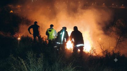 El personal de emergencia trabaja para sofocar el incendio